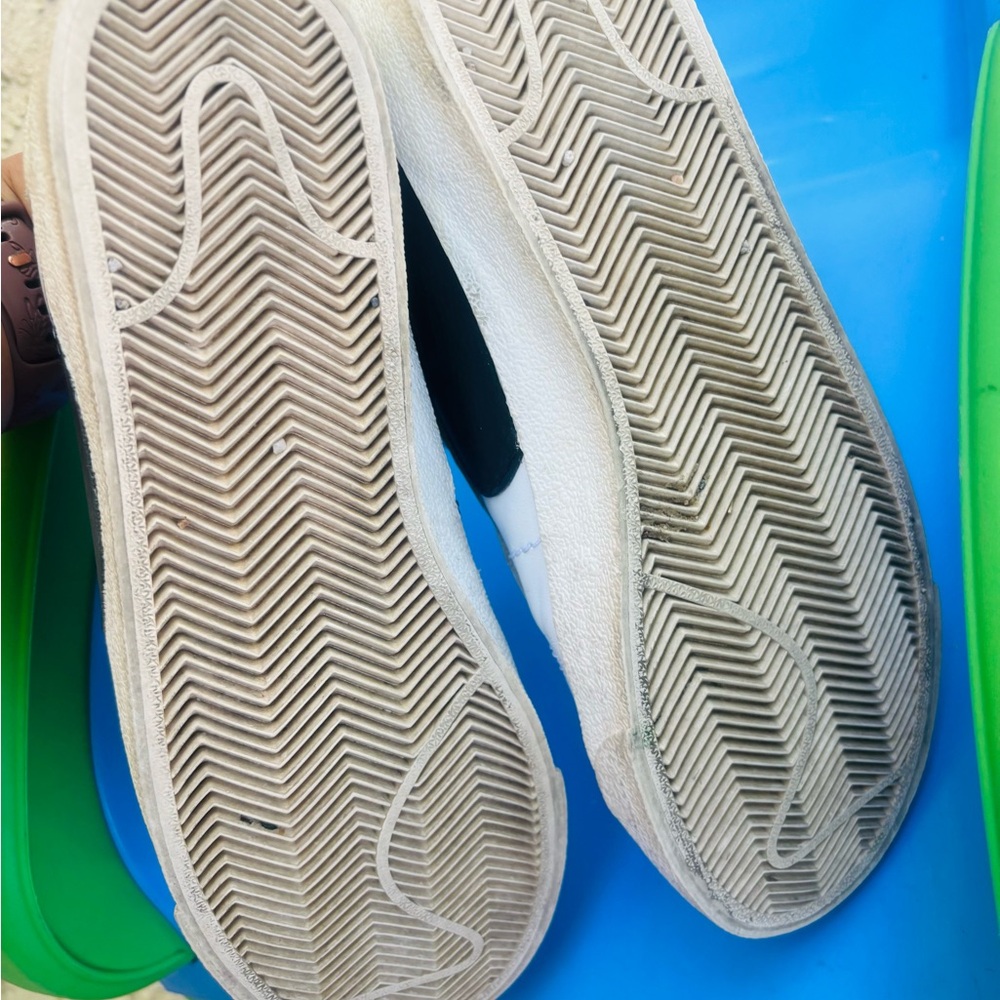 Nike White and Black Sneakers - Picture 6 of 6